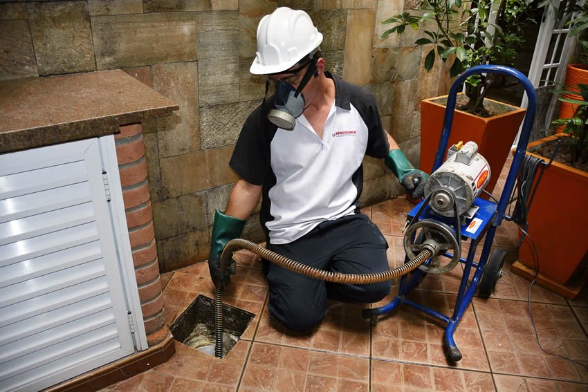 Desentupimento de esgoto profissional - Desentupidora Santana